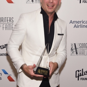 Regarder la vidéo Pitbull, Songwriters Hall Of Fame 48th Annual Induction And Awards