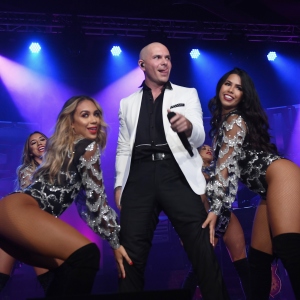 Regarder la vidéo Winner Pitbull, Songwriters Hall Of Fame 48th Annual Induction And Awards