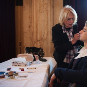 Giorgio Cantarini en pleine scéance maquillage