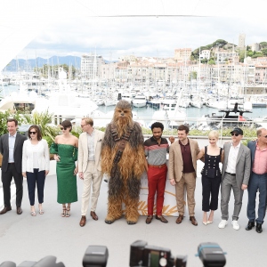 Regarder la vidéo Cast of the film attend the Solo: A Star Wars Story